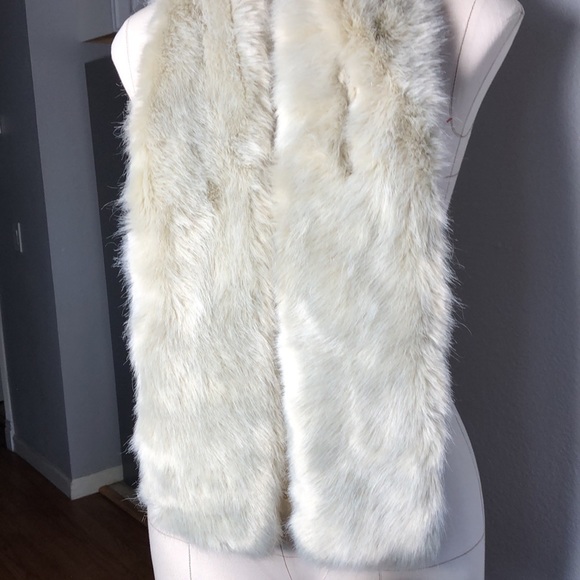 Restoration hardware faux fur scarf - Picture 5 of 9